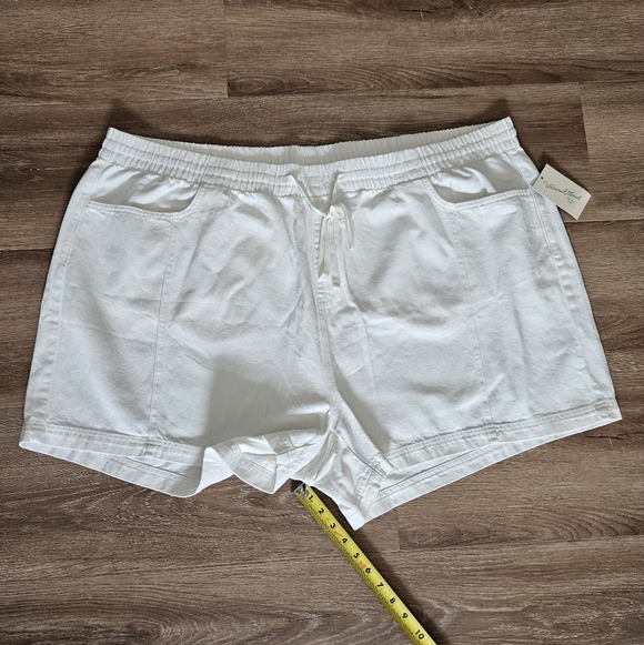 Universal Thread Women's White Shorts Size 4X - Picture 5 of 8